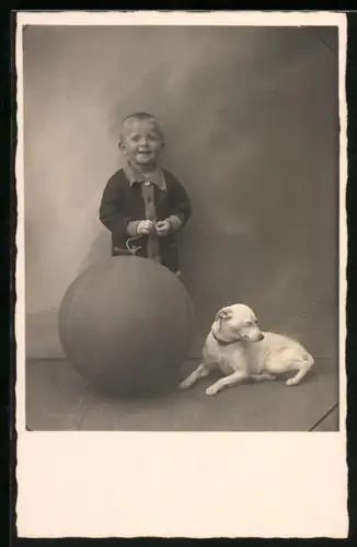 Foto-AK Kleiner Junge mit weissem Hund und Ball