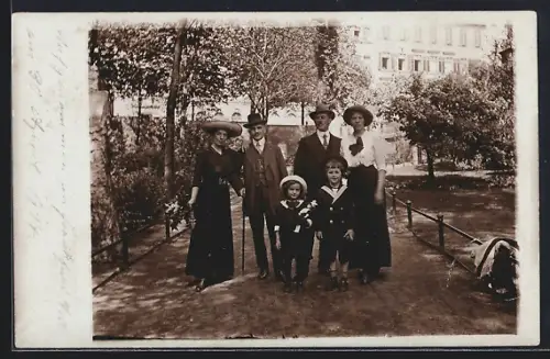 Foto-AK Frankfurt / Main, Familiensujet in der Bockenheimer Anlage 1914