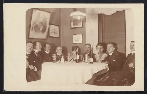 Foto-AK Ziegenhain /Schwalmstadt, Hotel Deutsches Haus, Gesellschaft am Tisch