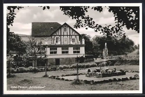 AK Niedersteinebach /Ww., Hotel-Pension Schützeichel, Garten, Brunnen