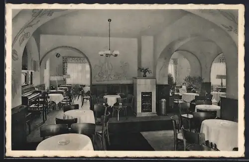 AK Dahlen i. Sa., Gasthof Schwanschlösschen, Bes. Otto Pfütze, Innenansicht