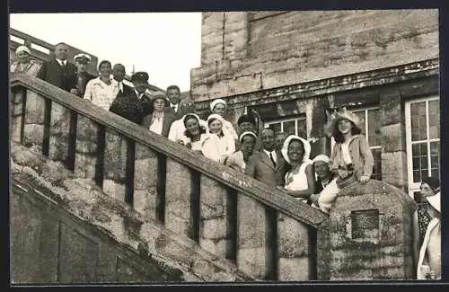 Foto-AK Borkum, Wandelhalle, Gruppenaufnahme auf der Treppe