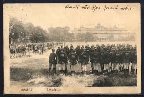 AK Rastatt, Schlossplatz, Militärparade vor Schloss