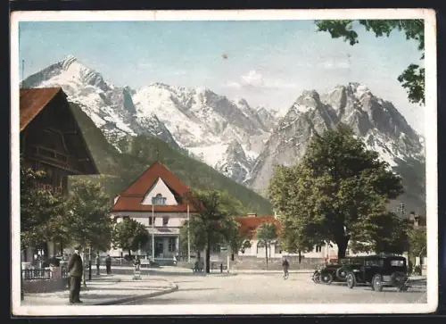 AK Garmisch, Marktplatz mit Bergpanorama