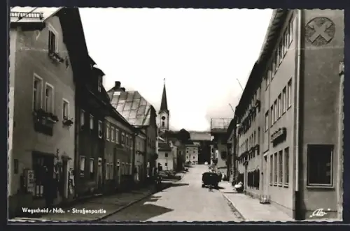 AK Wegscheid /Ndb., Strassenpartie mit Geschäft u. Kirchturm