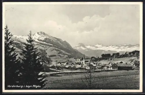 AK Vorderburg /Allgäu, Gesamtansicht mit Bergpanorama