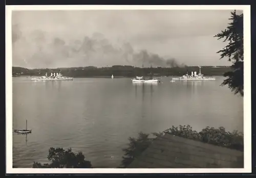 AK Kiel, Blick von Bellevue auf den Hafen, Die Flotte läuft ein
