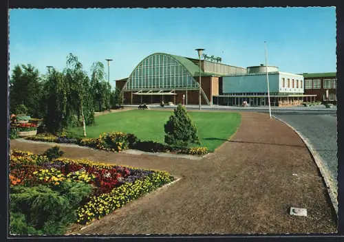 AK Oldenburg / O., Die Weser-Ems-Halle mit Gartenanlage