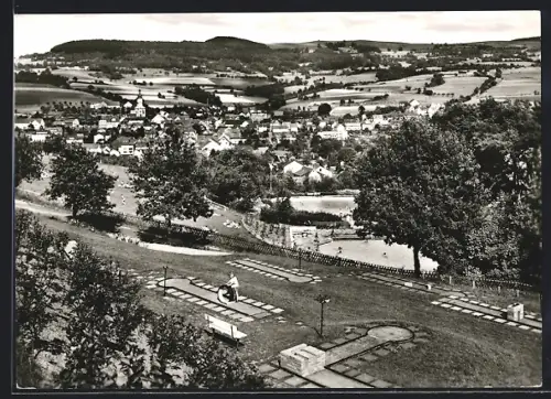 AK Hilders, Blick über Golfplatz und Schwimmbad, Gesamtansicht des Ortes