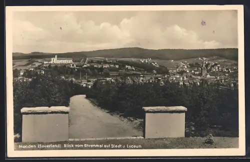 AK Menden /Sauerland, Blick vom Ehrenmal auf Stadt u. Lyceum