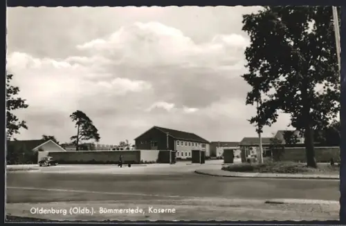 AK Oldenburg / O., Bümmerstede, auf der Strasse vor der Kaserne