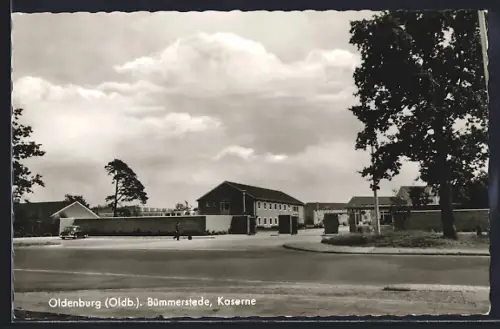 AK Oldenburg / O., Bümmerstede, auf der Strasse vor der Kaserne