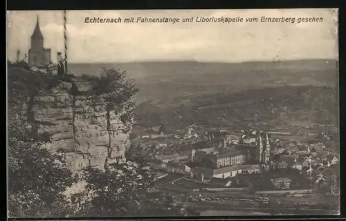 AK Echternach, Panorama mit Fahnenstange und Liboriuskapelle vom Ernzerberg gesehen