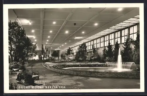 AK Berlin, Grüne Woche 1958, Innenansicht einer Halle