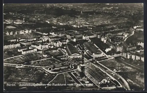 AK Berlin, Ausstellungshallen mit Funkturm vom Flugzeug aus