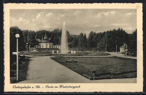 AK Ludwigshafen a. Rh., Partie im Hindenburgpark mit Fontäne