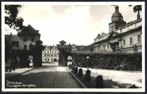 AK Dessau, Das Lustgartentor mit Gasthaus Drei Kronen