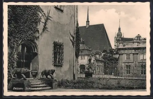 AK Dessau, Schlosshof mit Blick zur Kirche