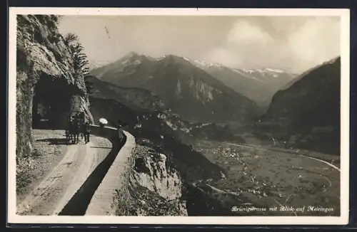 AK Meiringen, Brünigstrasse mit Blick auf den Ort