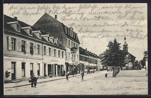 AK Rastatt, Kaiser-Strasse mit Geschäften und Denkmal