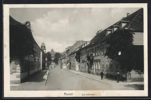 AK Rastatt, Schlossstrasse mit Passanten