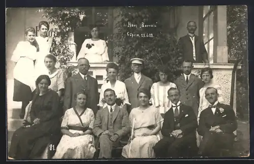 Foto-AK Göhren /Rügen, Sommergäste vor dem Hotel Haus Borussia 1929