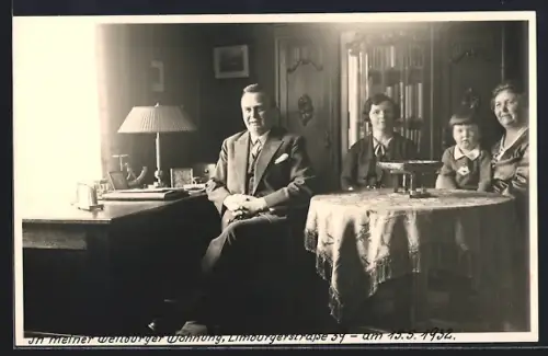 Foto-AK Weilburg, Familie in der Wohnung, Limburgerstr. 39