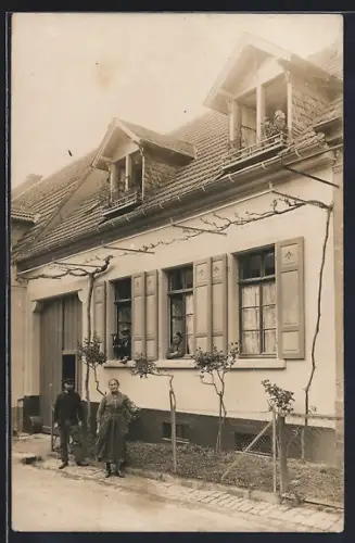 Foto-AK Handschuhsheim, Wohnhaus mit Anwohnern