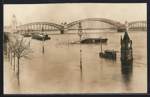 Foto-AK Köln, Am Rheinufer bei Hochwasser