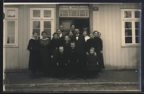Foto-AK Bergen /Celle, Verwandtschaft vor Walter Ullrichs Haustür am Mühlenteich