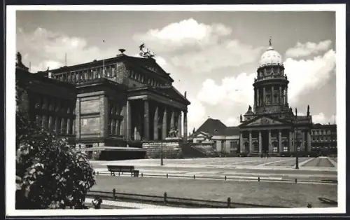 AK Berlin, Schauspielhaus und französischer Dom auf dem Gendarmenmarkt
