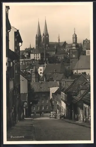 AK Pirmasens, Strassenpartie mit Blick zur Kirche