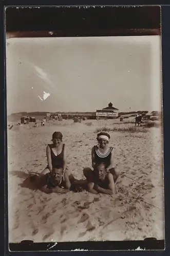 Foto-AK Baabe, Zwei Paare in Badeanzügen am Strand ca. 1925