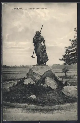 AK Dessau, Standbild Heimkehr vom Felde
