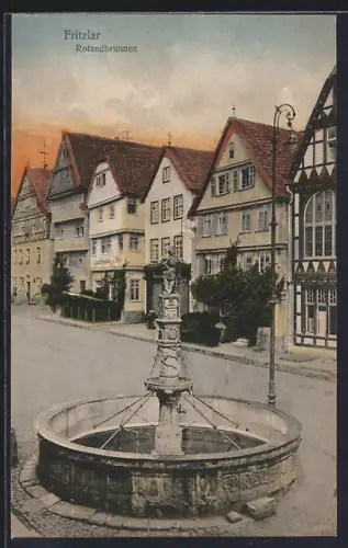 AK Fritzlar, Strasse am Rolandbrunnen mit Lederhandlung