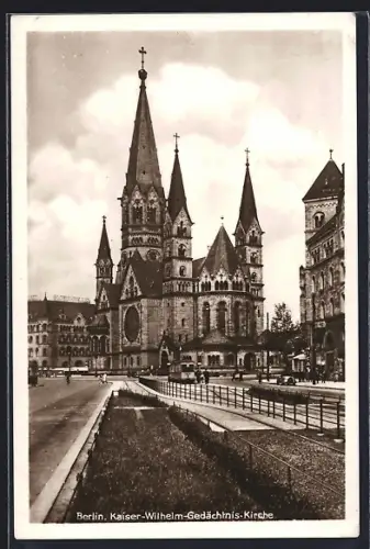 AK Berlin-Charlottenburg, Kaiser-Wilhelm-Gedächtniskirche mit Strassenbahn