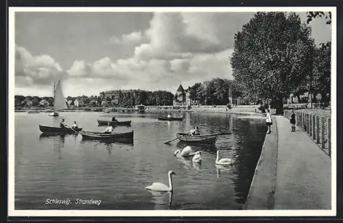 AK Schleswig, Strandweg mit Ruderbooten auf dem Wasser