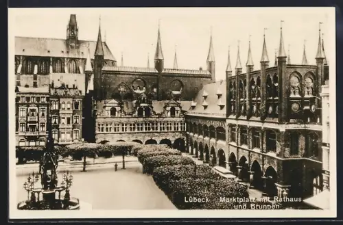 AK Lübeck, Marktplatz mit Rathaus und Brunnen