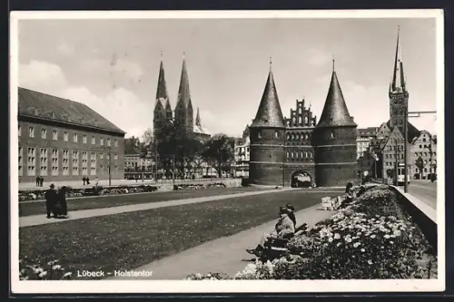 AK Lübeck, Holstentor mit Gartenanlage
