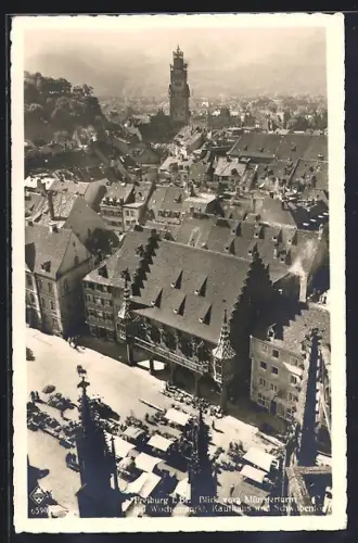 AK Freiburg i. Br., Blick vom Münsterturm auf den Wochenmarkt, das Kaufhaus und das Schwabentor