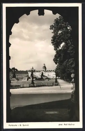 AK Karlsruhe i. B., Das Schloss mit Schlossgarten
