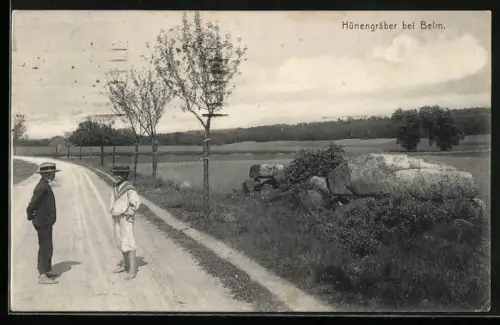 AK Belm, 2 Jungen bei der Gesteinsformation Hünengräber