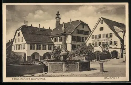 AK Freudenstadt /Schwarzwald, Die Realschule mit Brunnen