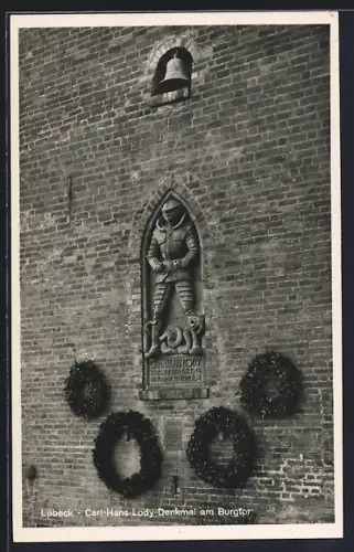 AK Lübeck, Carl-Hans-Lody-Denkmal am Burgtor