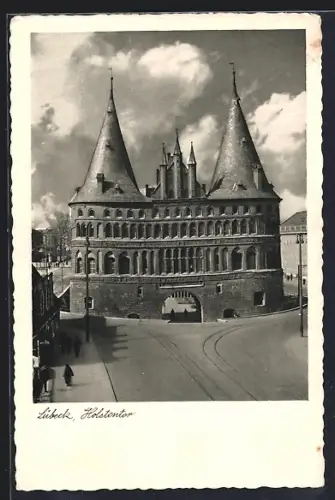 AK Lübeck, Holstentor mit Strassenpartie