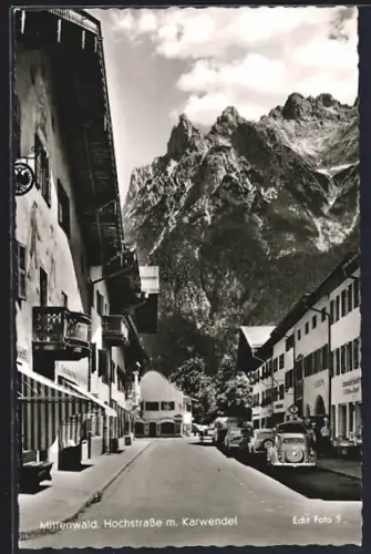 AK Mittenwald, Hochstrasse mit Geschäften und Karwendel