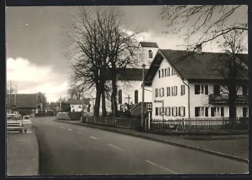 AK Strasslach, Strassenpartie, Blick zur Kirche