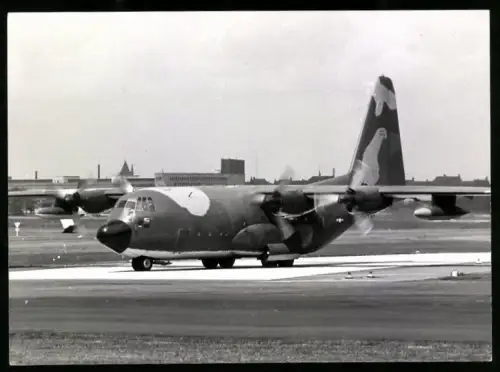 Fotografie Flughafen Berlin-Tempelhof, Flugzeug Lockheed C-130 Hercules der USAF