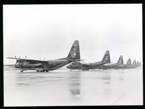 Fotografie Flugzeug Lockheed C-130 Hercules der USAF 21842, Transportmaschinen-Staffel