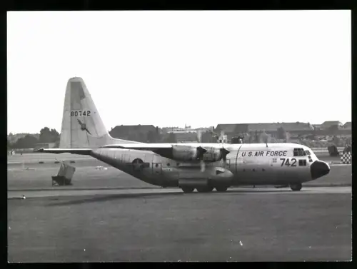 Fotografie Flugzeug Lockheed C-130 Hercules der USAF 80742 in Berlin-Tempelhof